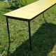Grande table en formica jaune et noir