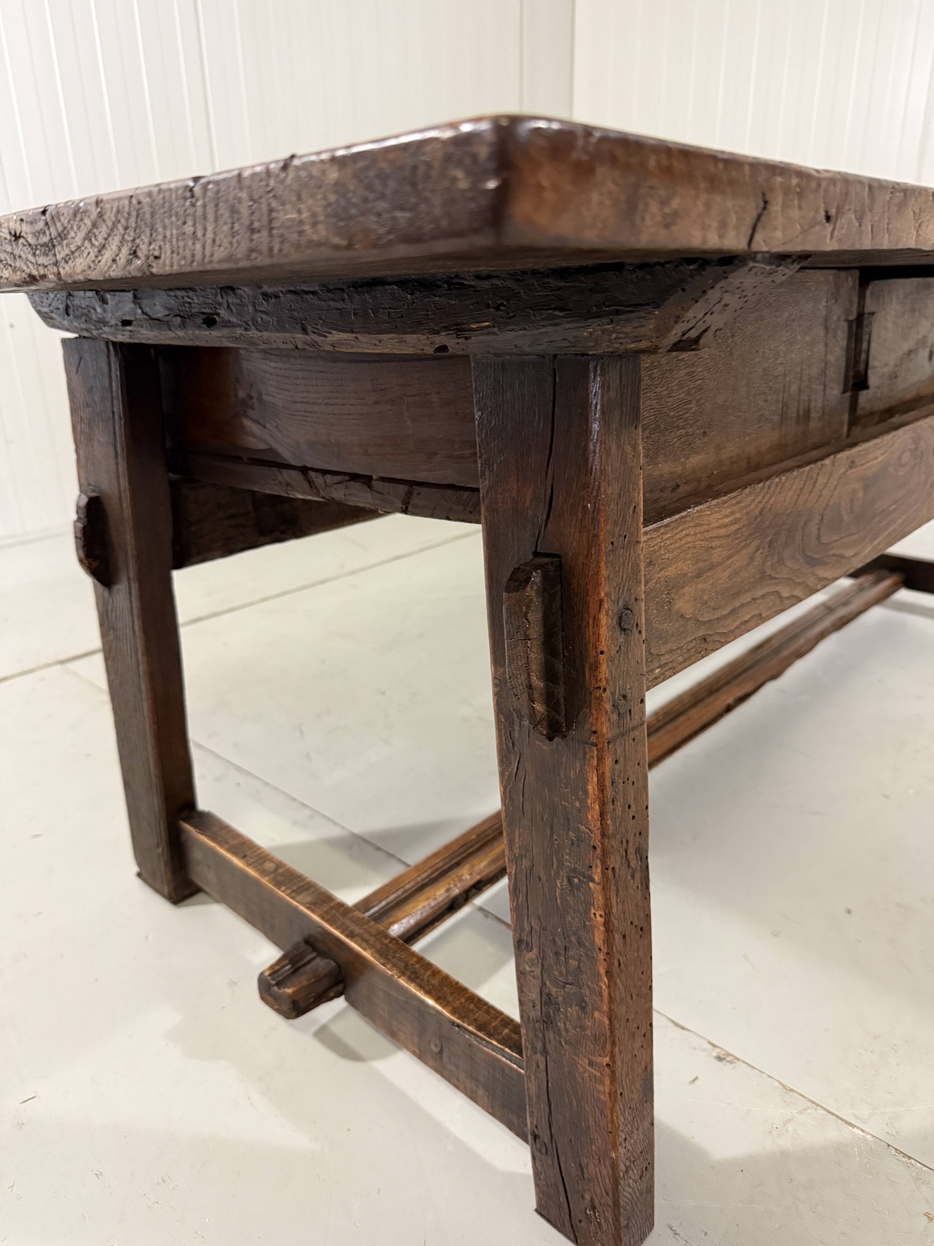 Table basse espagnole antique brutaliste