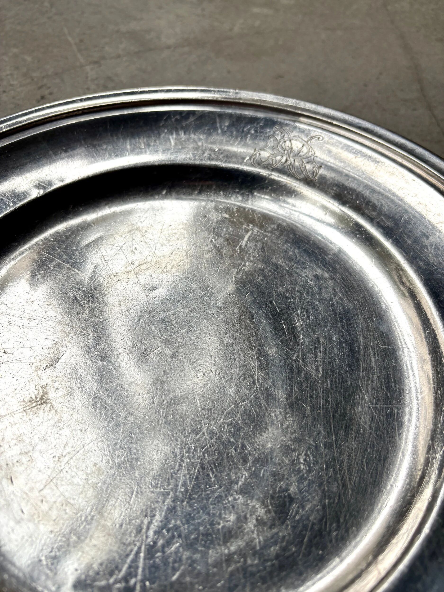 Round silver-plated metal dish monogrammed "MR"