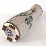 Vase années 1950, boutons de roses et aspect sablé