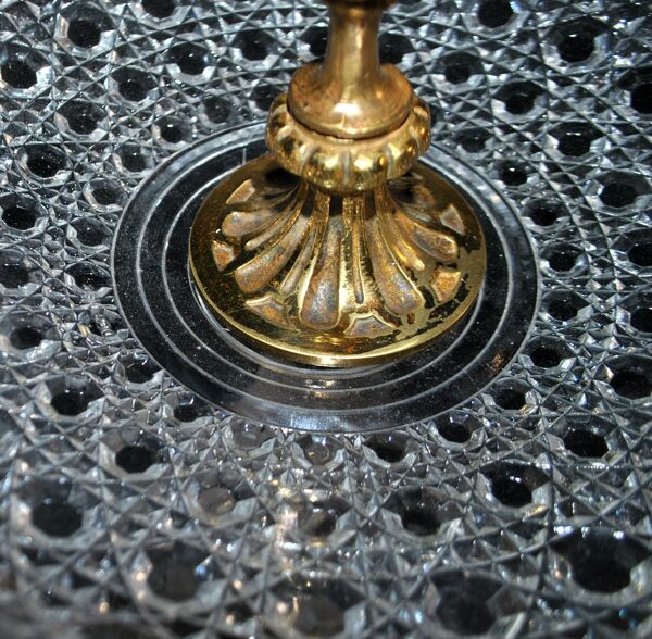 Baccarat coupe sur pied dauphin guéridon diamant pierreries en cristal signé