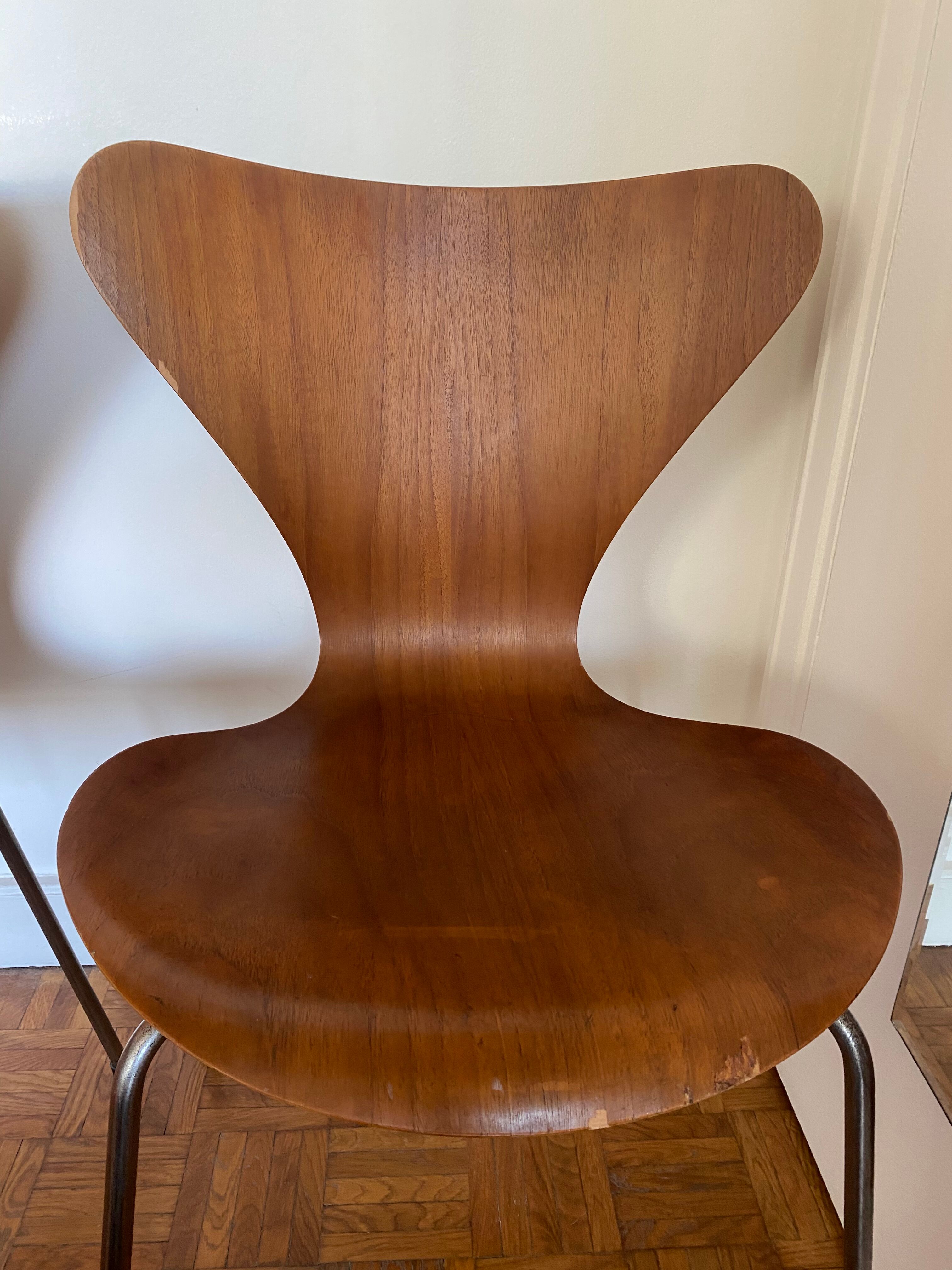 Pair of 2 Fritz Hansen 7 series chairs signed Mobilier International