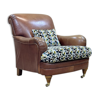 Fauteuil club anglais en cuir des années 90, assise et coussin en tissu PADDINGTON de chez CASAMANCE