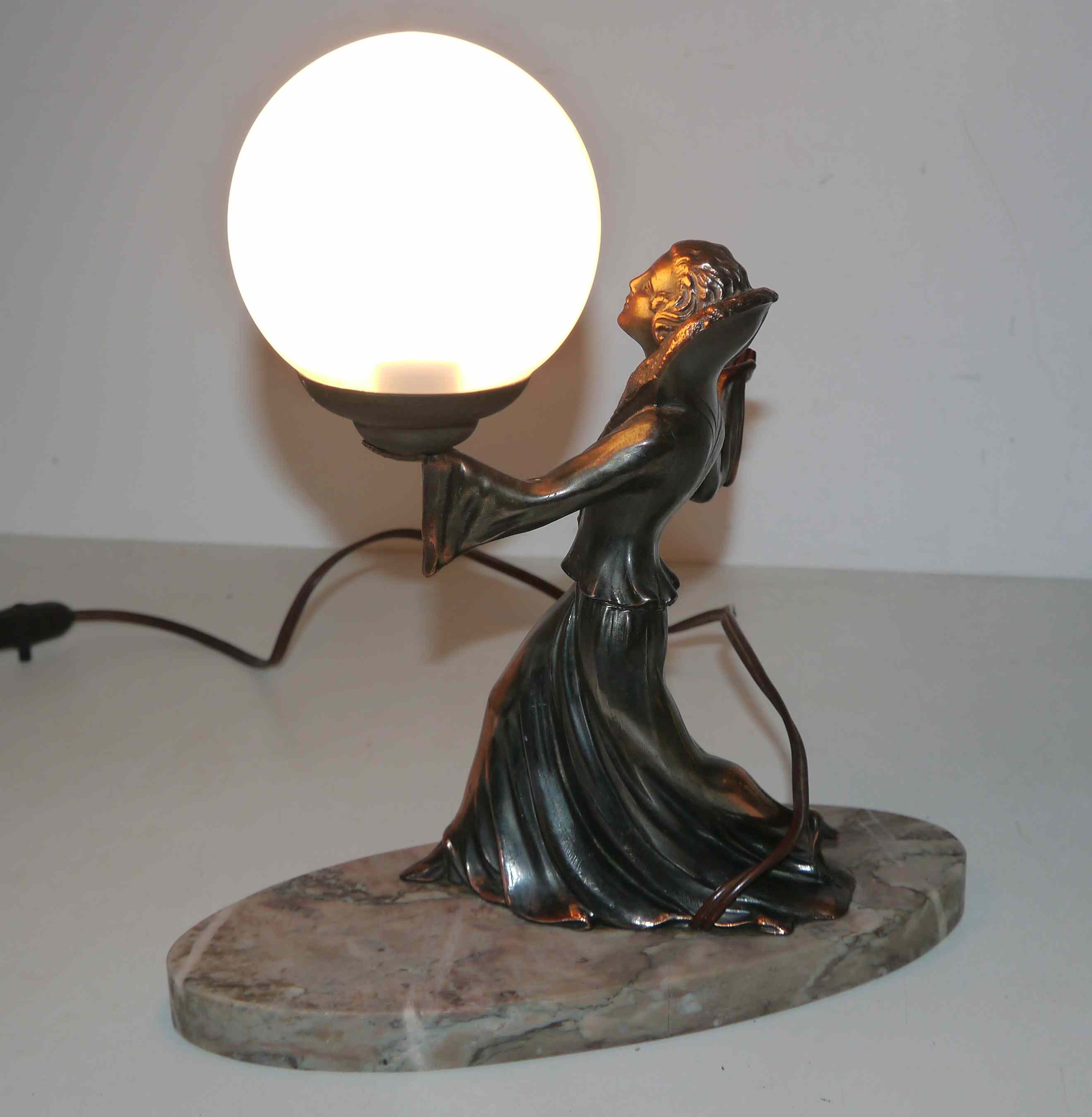 Art deco lamp in regul and marble "woman holding a globe"