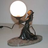 Lampe art déco en regul et marbre « femme tenant un globe »