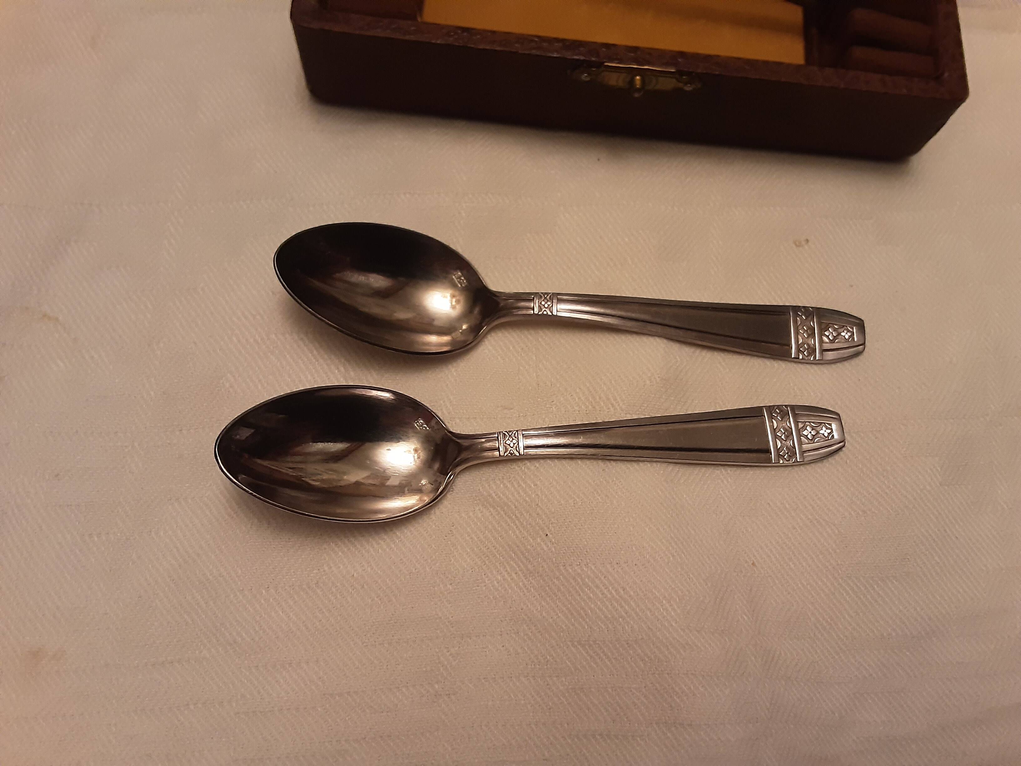 12 silver plated art nouveau teaspoons in their case