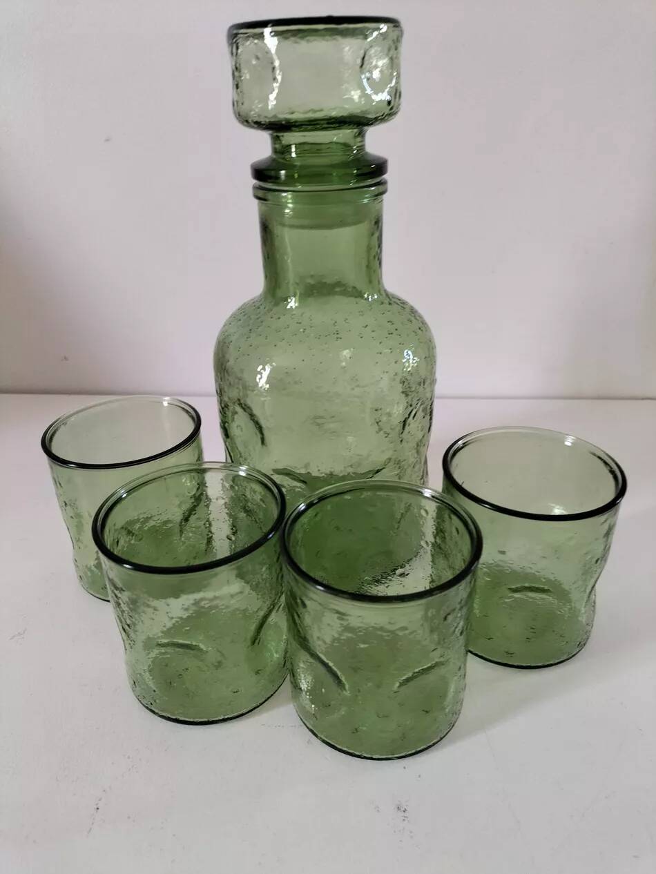 Carafe et gobelets assortis en verre moulé