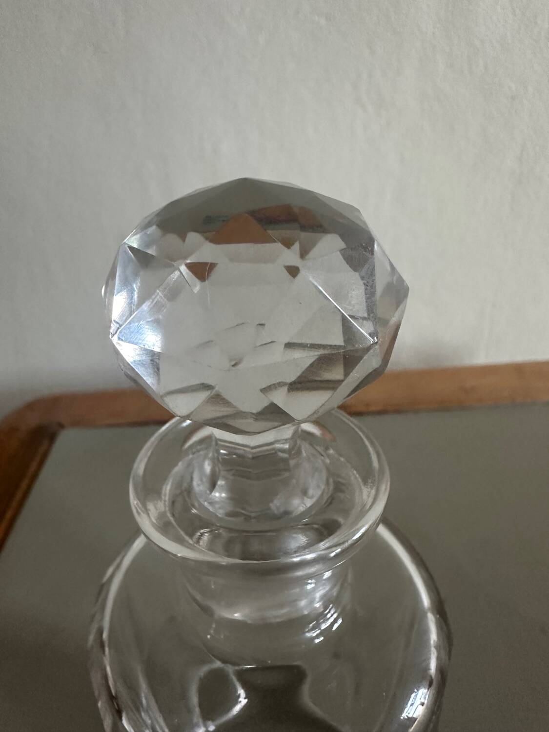 Glass bottle and its glass stopper