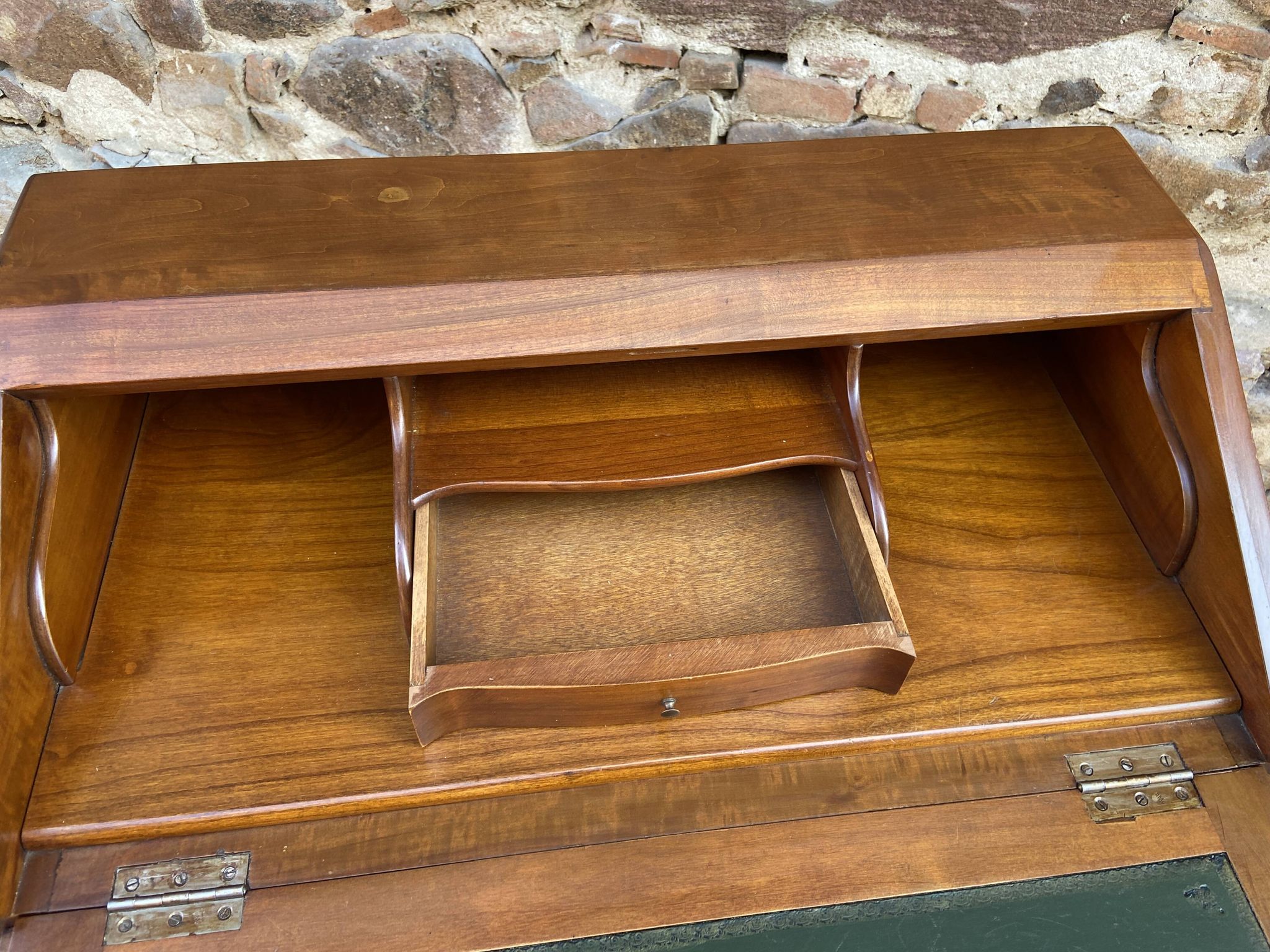 Bureau de pente scriban Dos d’Âne style Louis XV merisier 1970