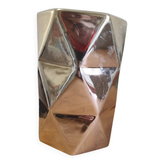Vase doré de forme hexagonale avec facetage, très design, moderne et élégan