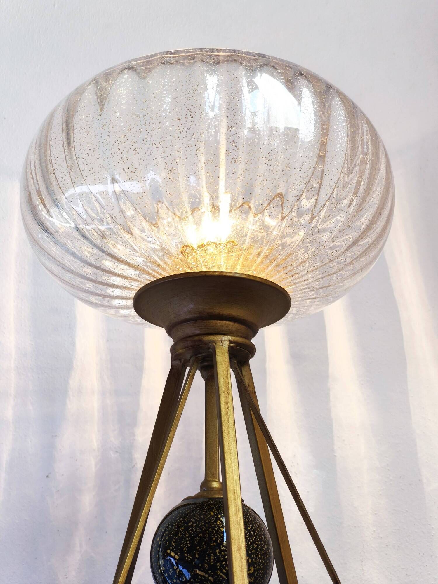 Lampe tripode italienne vintage Gallo en verre à inclusions dorées