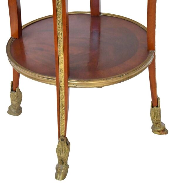 Guéridon à décor de têtes de béliers