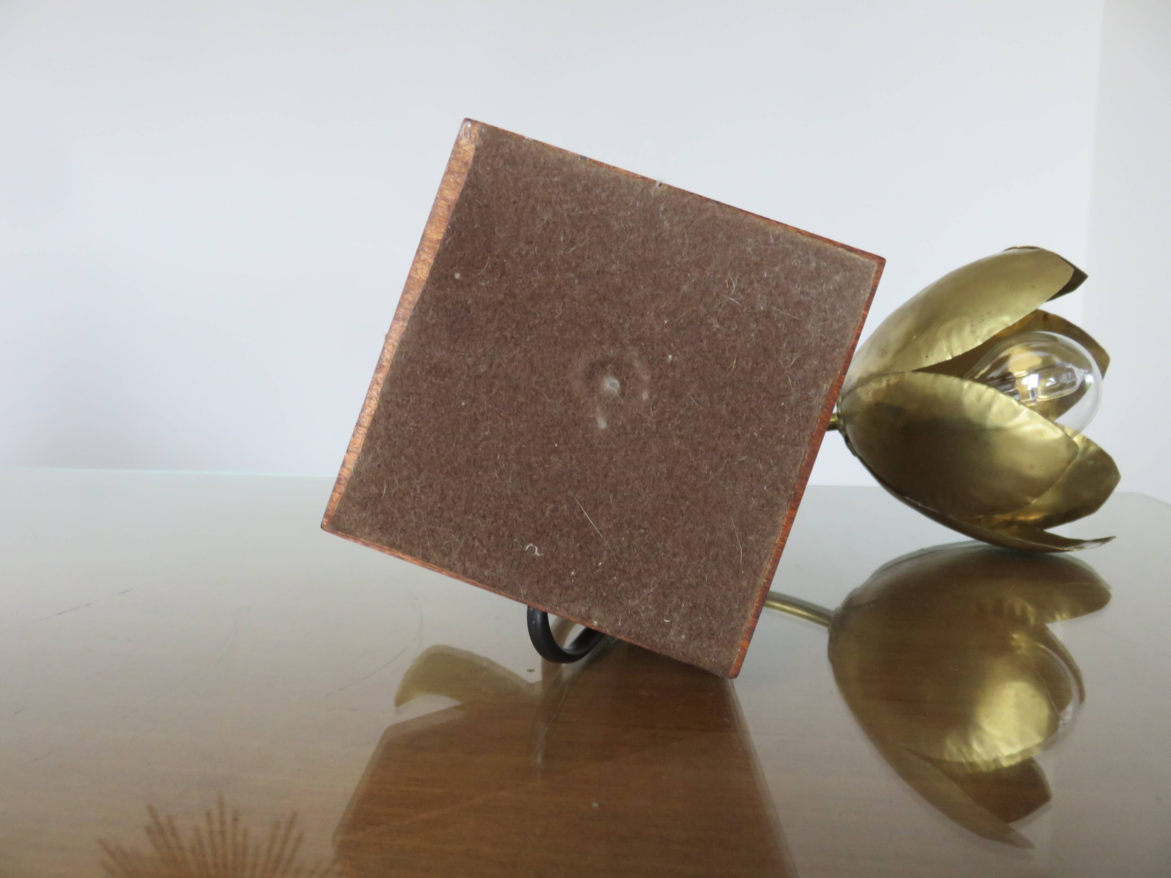 "Flower" lamp in gilded brass and wooden base 1970