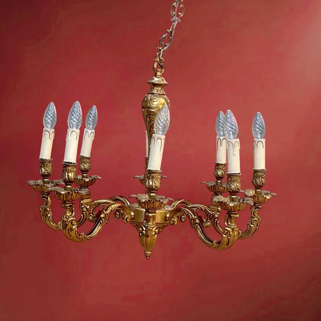 Lustre ancien en laiton doré massif style Louis XV rocaille à 8 feux – années 50 70