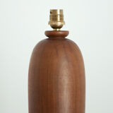 Lamp with oblong foot