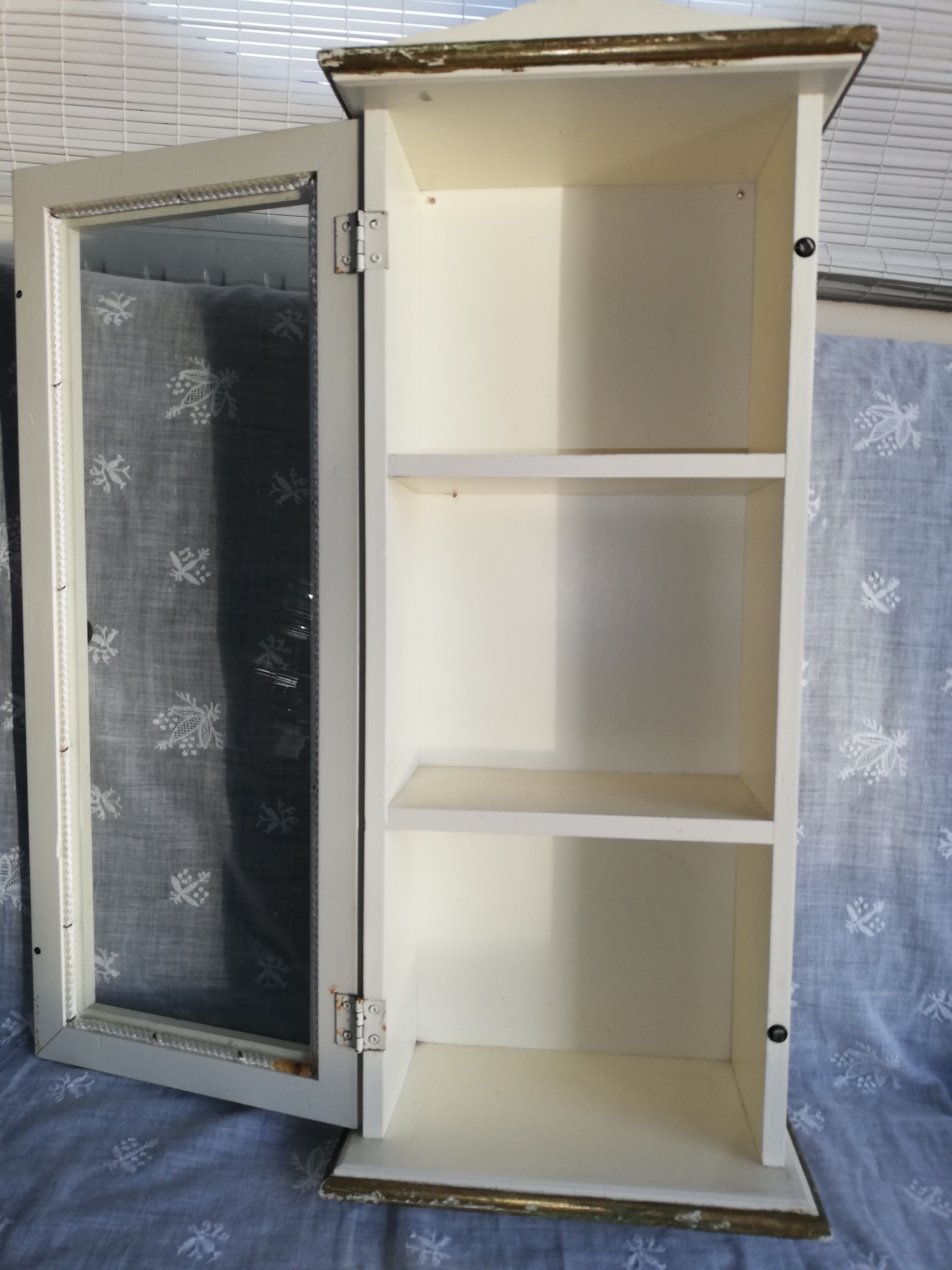 Vitrine en bois peint