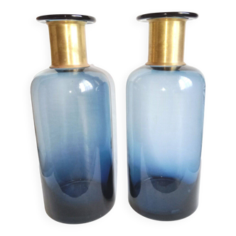 2 vases bouteilles en verre bleu et col doré hauteur 30 cm