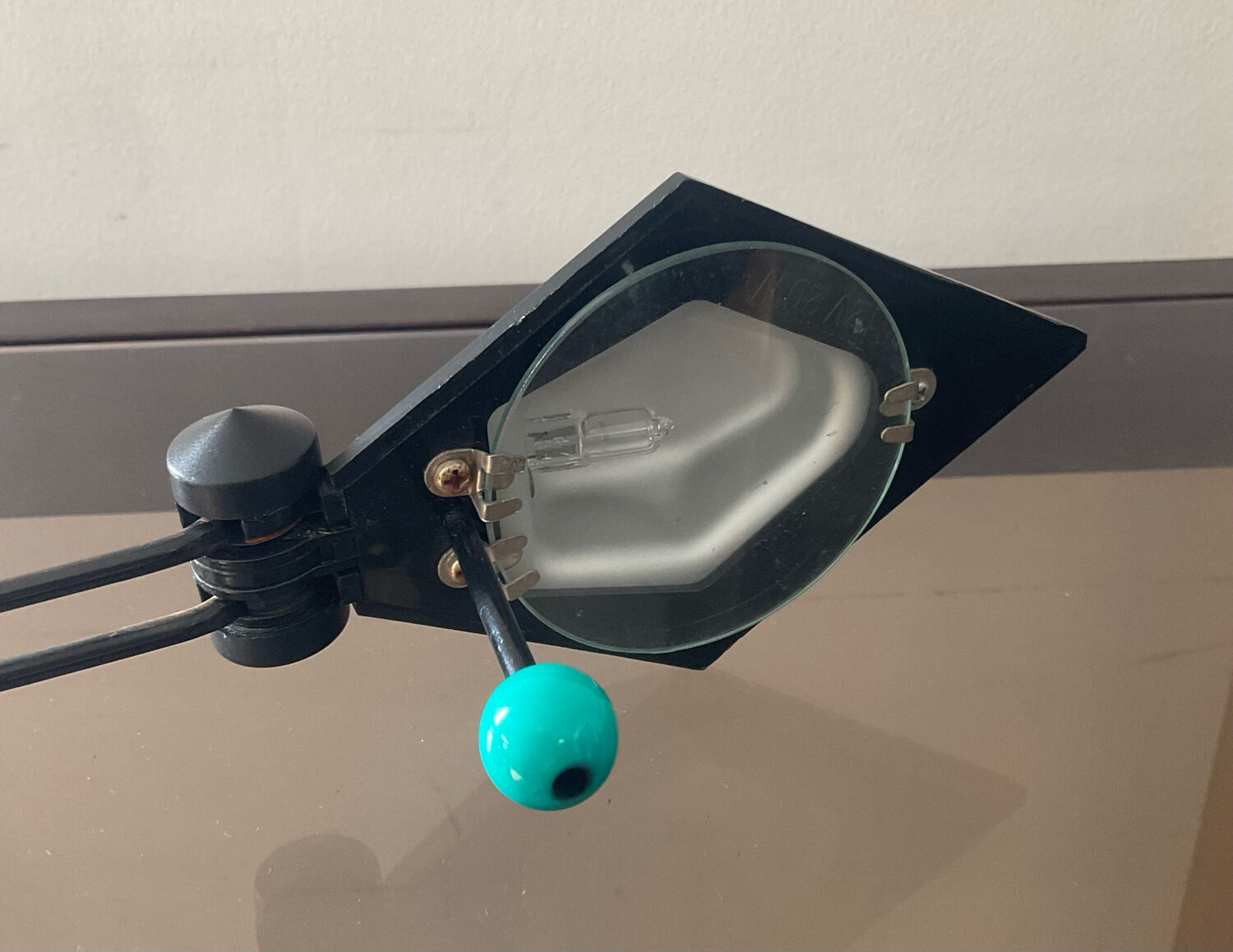 Post-Modern articulated lamp in Memphis style from the 1980s.