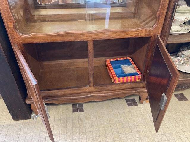 Display cabinet with 2 sliding doors