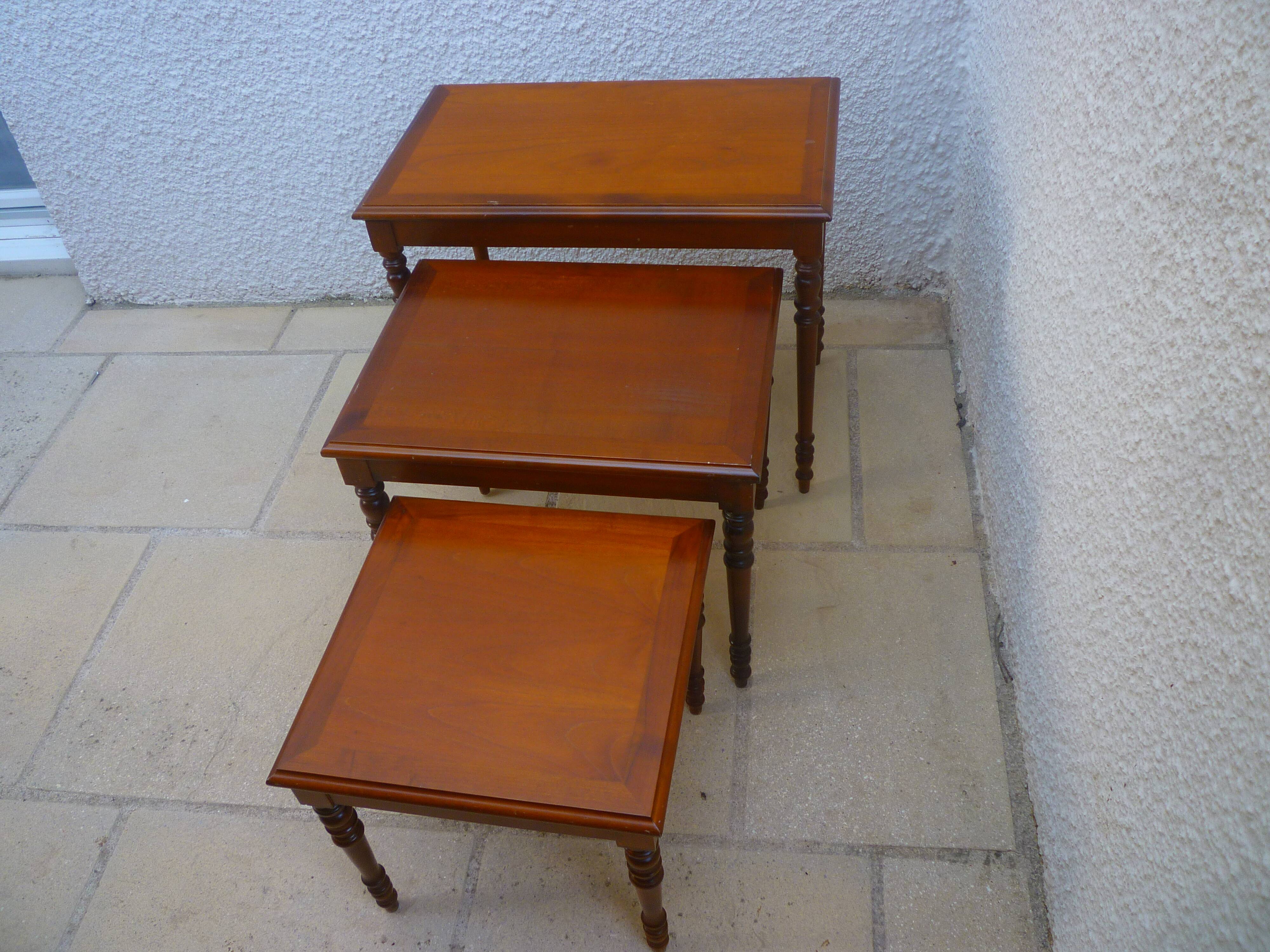 Pull-out tables in cherry