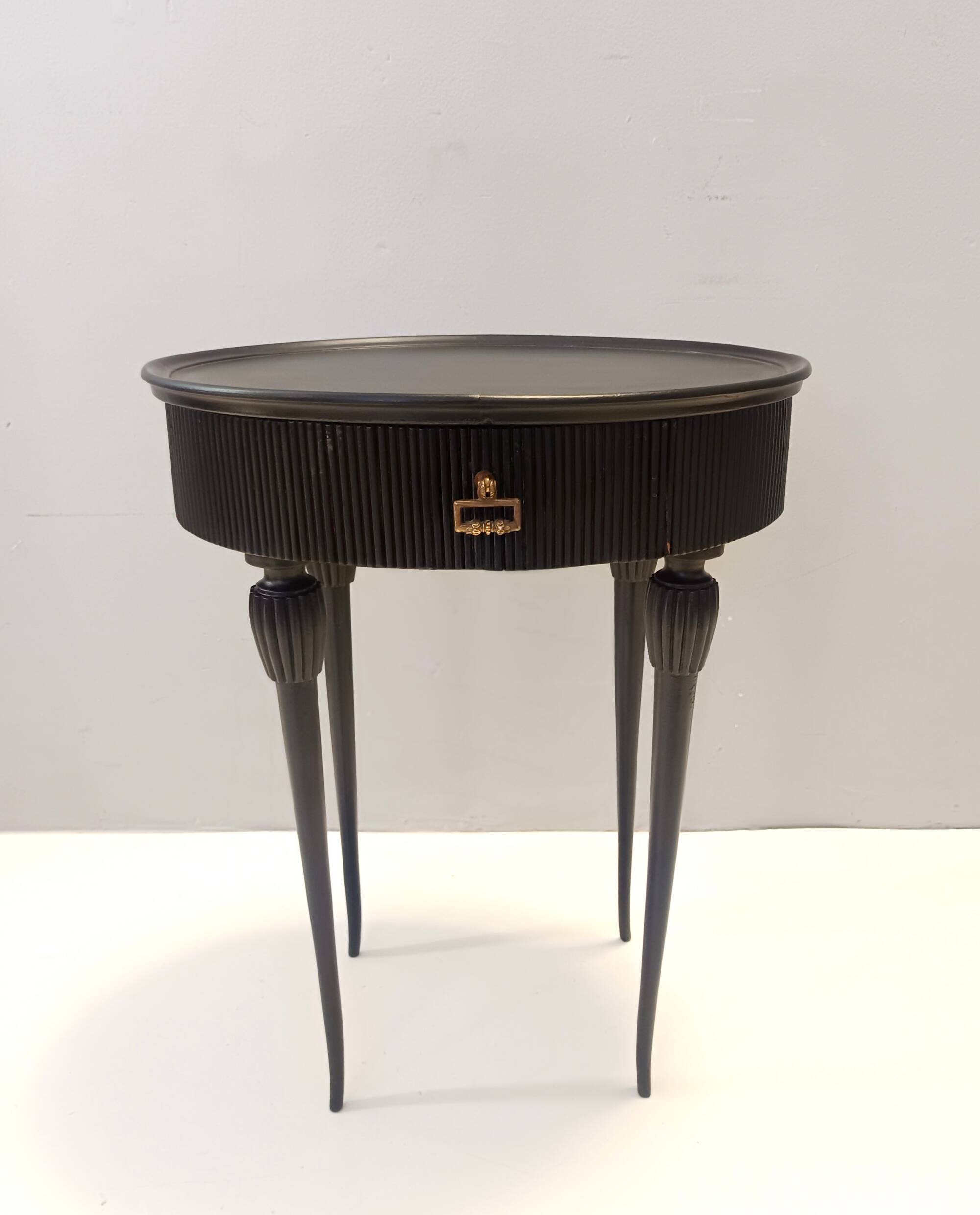 Table d'appoint, table de chevet ovale en hêtre noir ébénisé, Italie