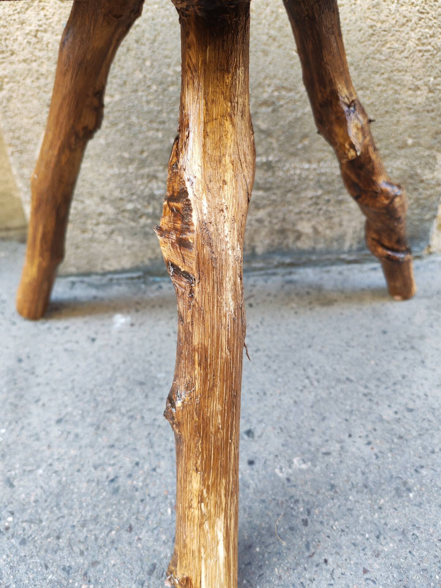 Tabouret tripode en bois brut
