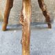 Tabouret tripode en bois brut