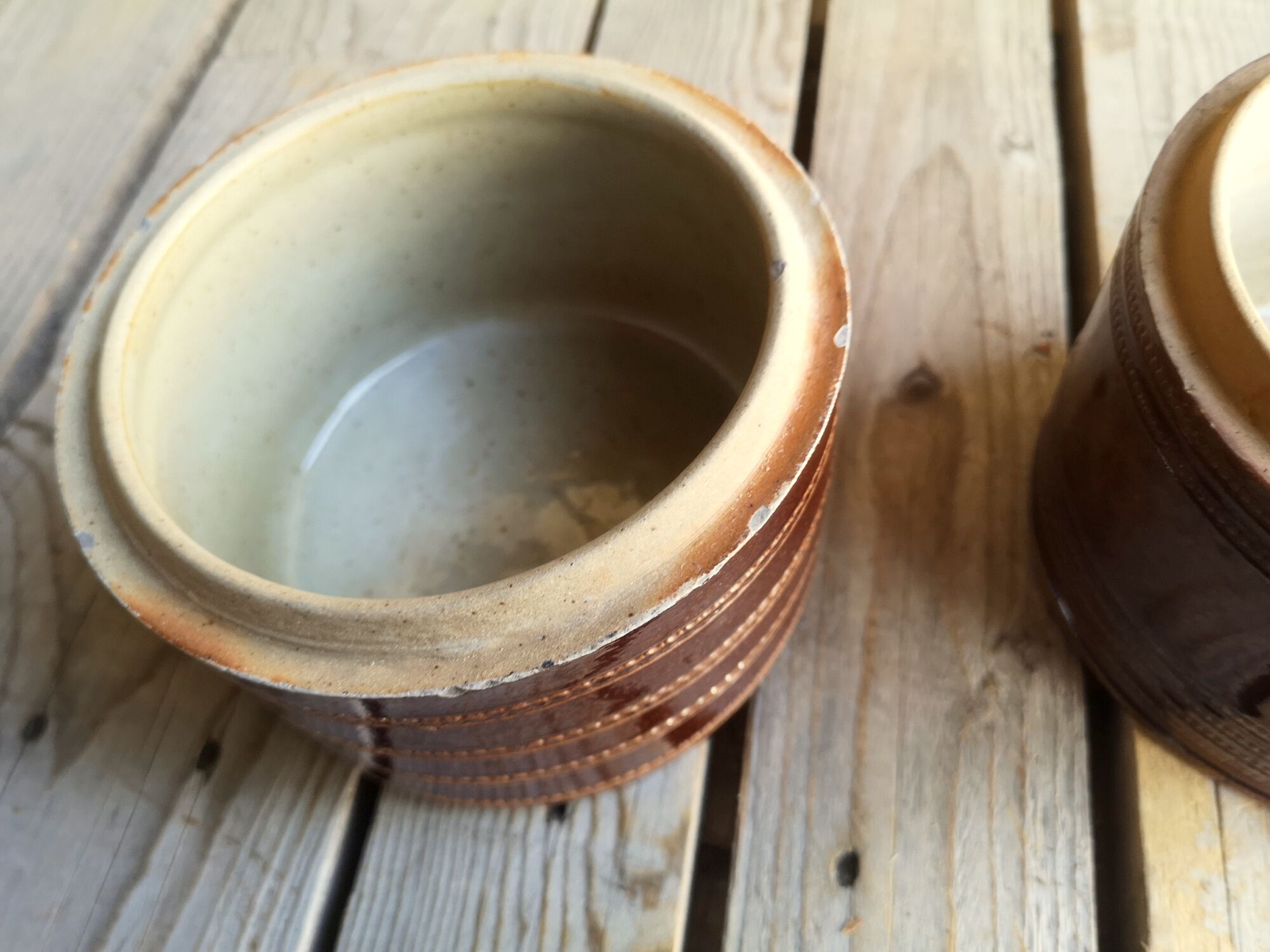 2 decorative sandstone boxes with lid