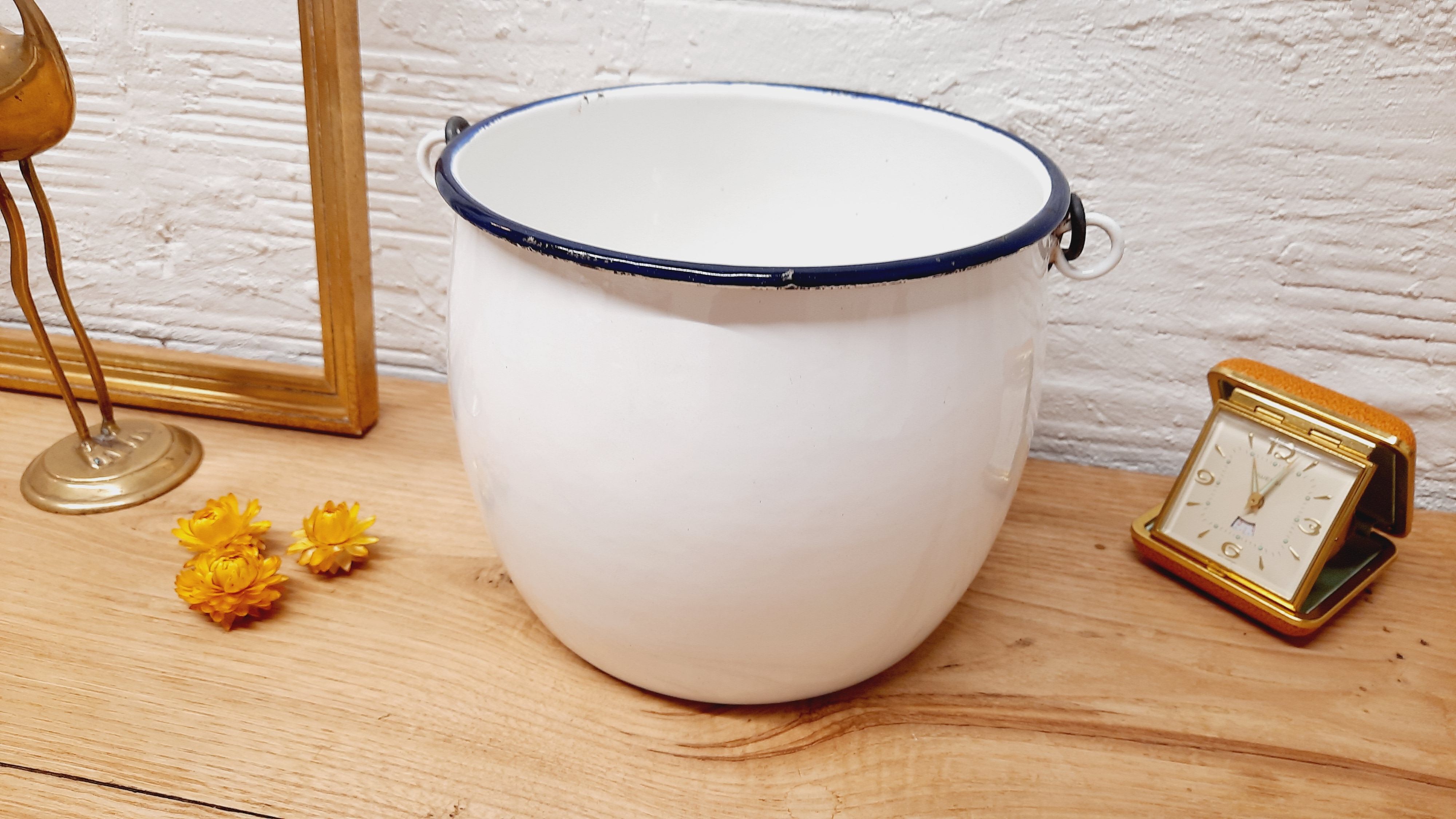Enamelled sheet metal bucket