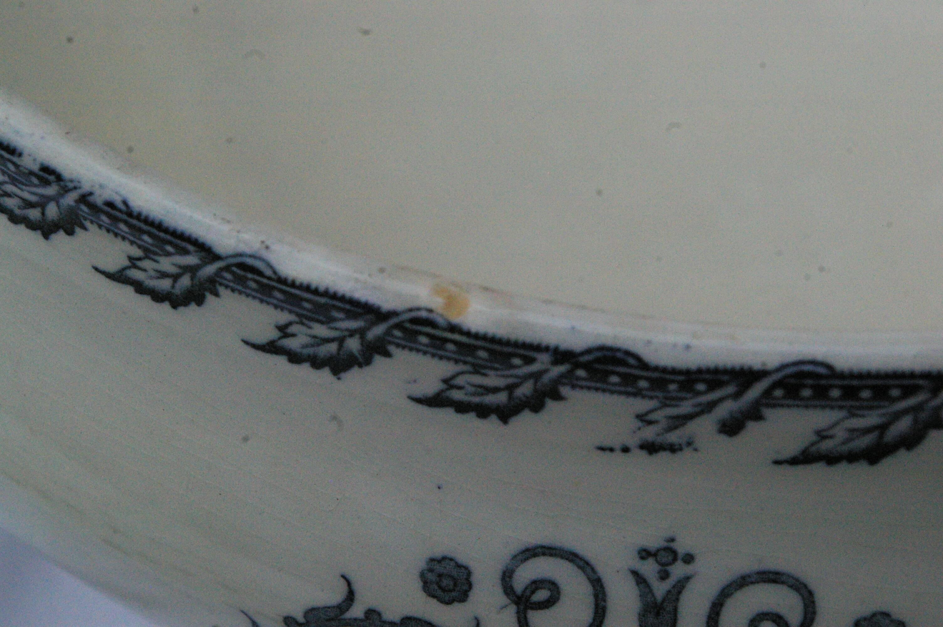 Ancienne soupière légumier faïence kg lunéville - monogramme p et décor rinceaux