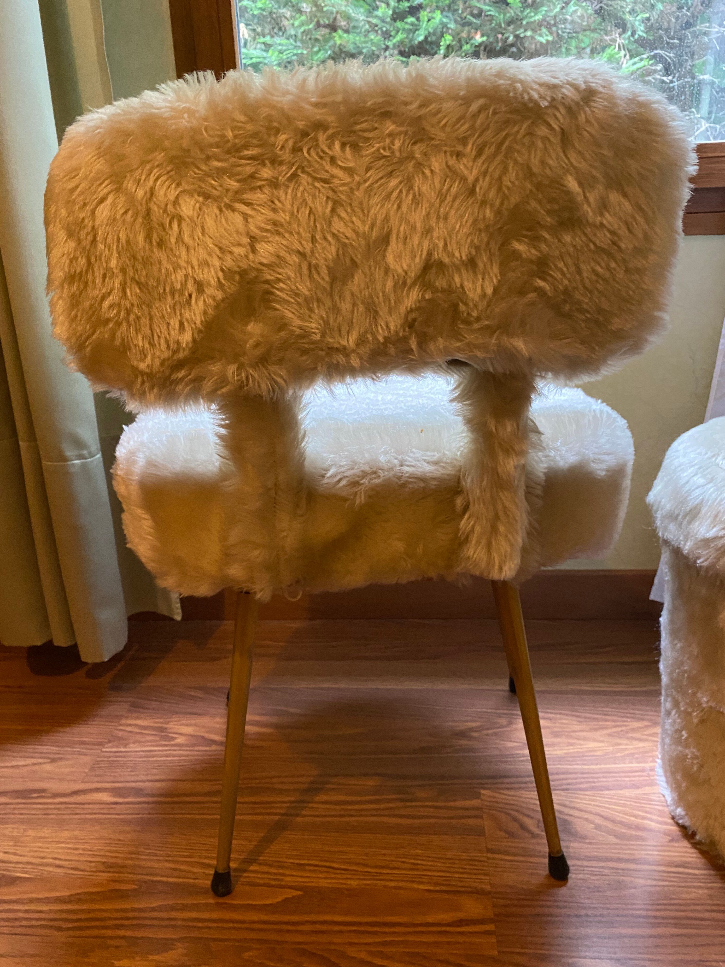 Lot 2 chaises et un pouf Pelfran
