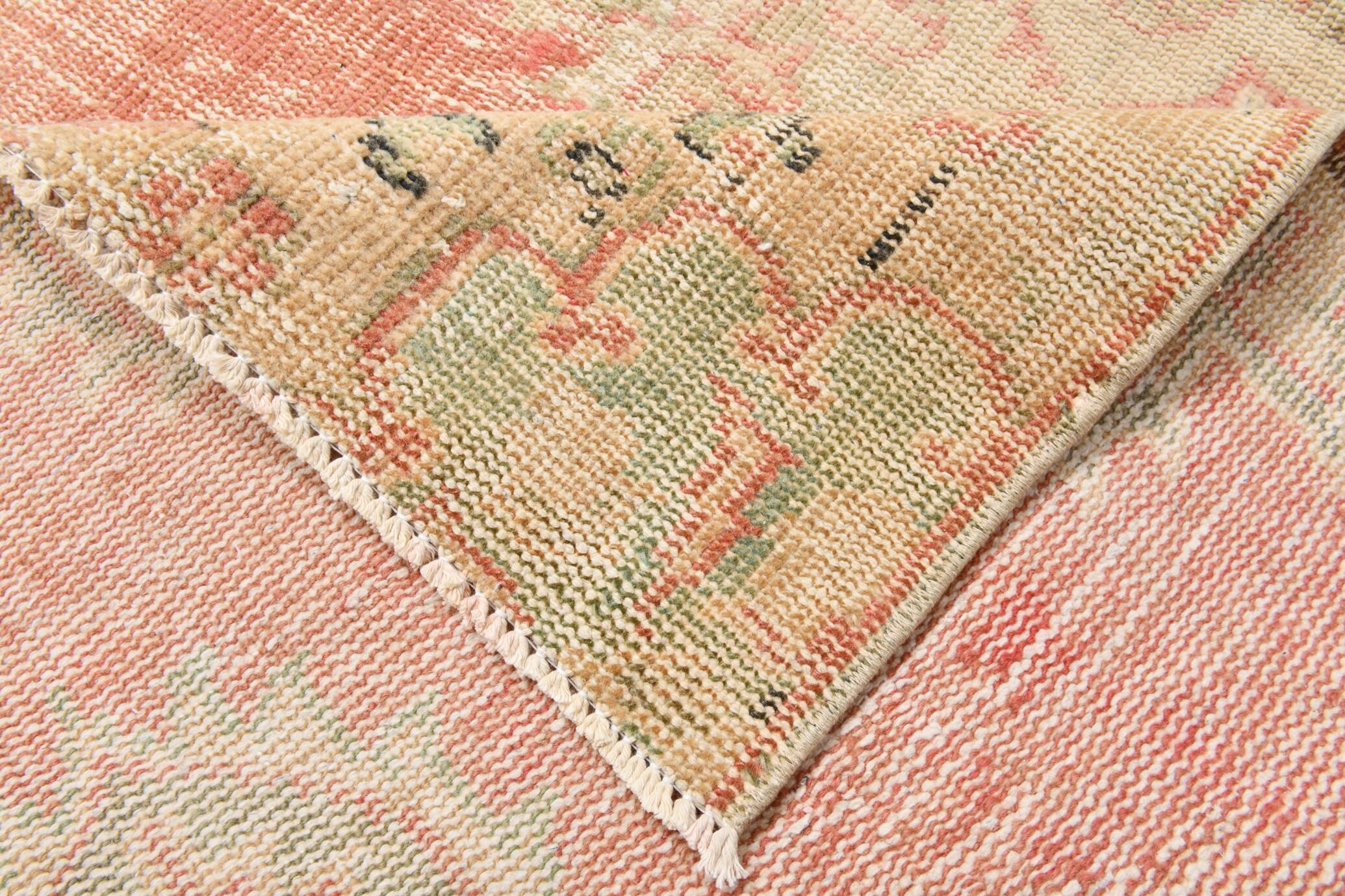 Tapis vintage fait main corail et beige, motifs floraux patinés orientaux