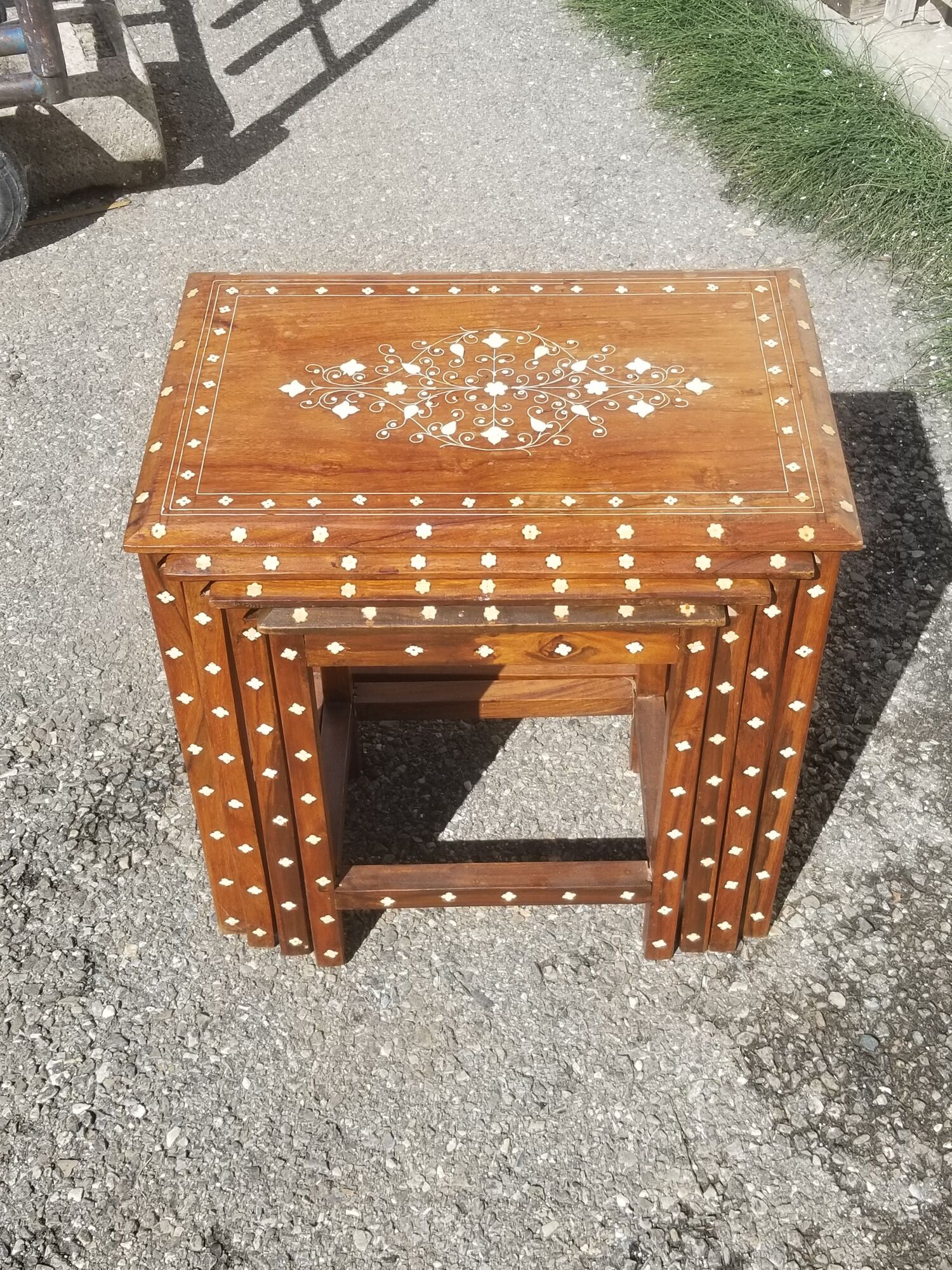 Series of 4 wooden trundle tables with mother-of-pearl inlays, Orient XXth