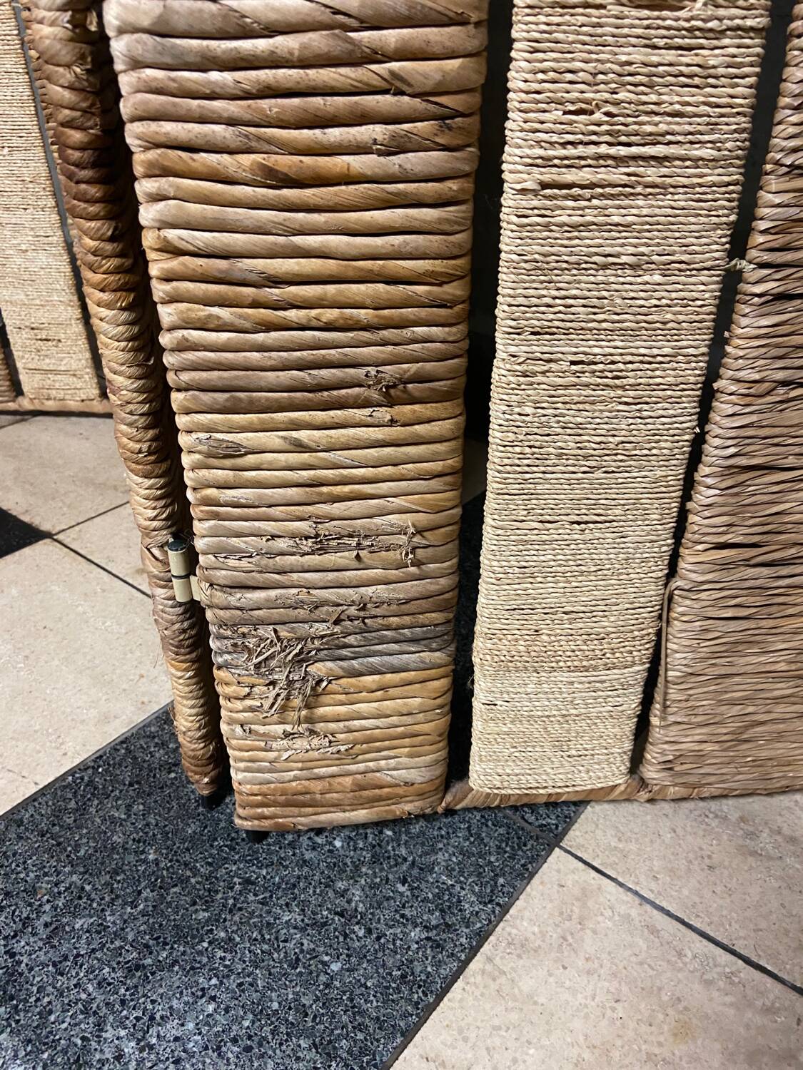 Vintage screen in straw and braided rope