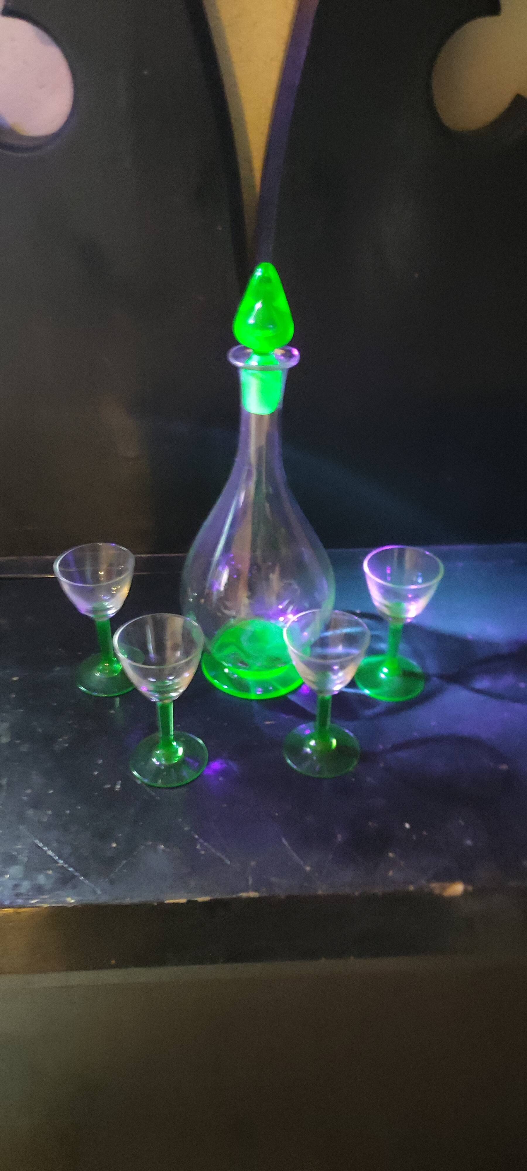 Carafe and its 4 shot glasses, urane uralin