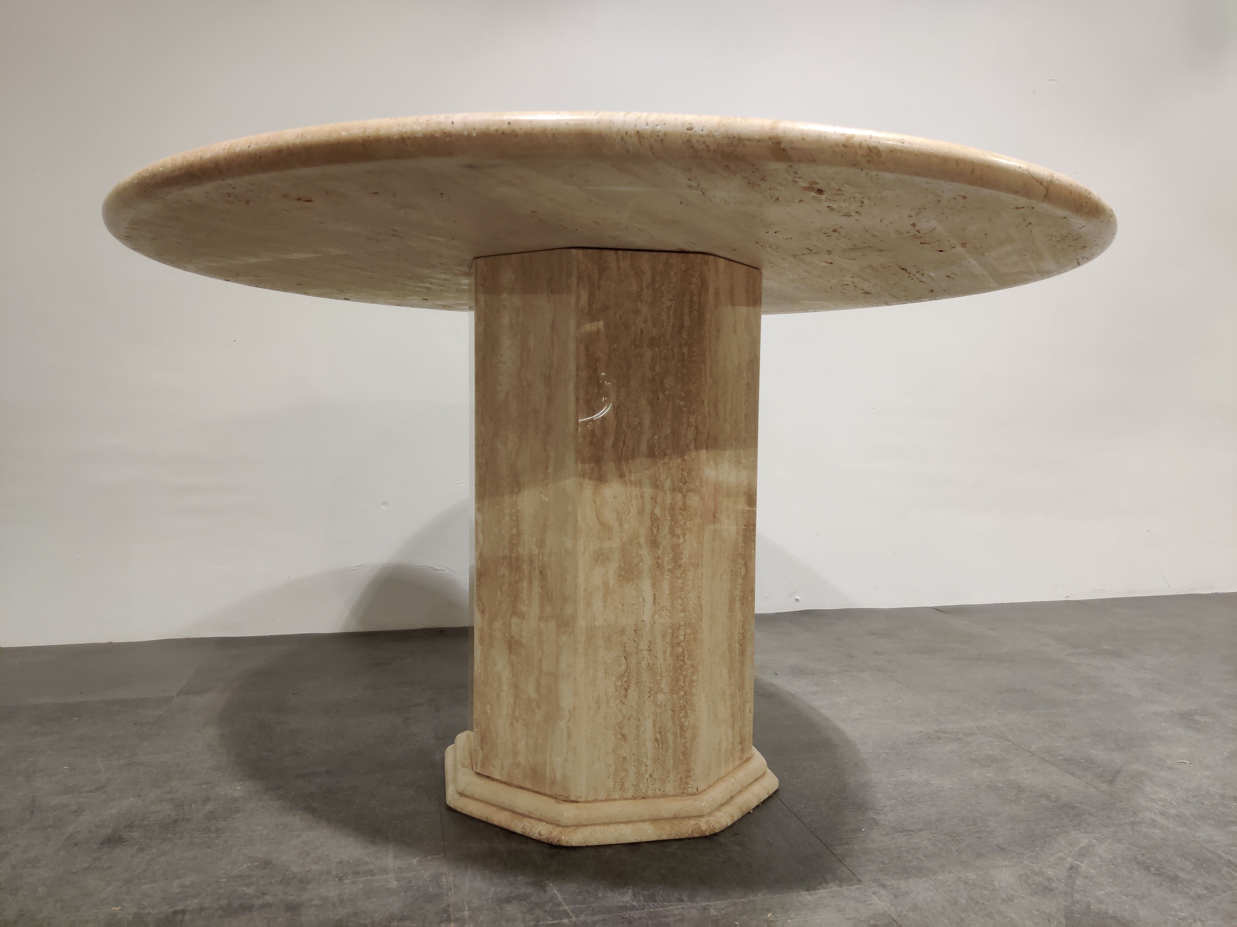 Round italian travertine dining table, 1970s