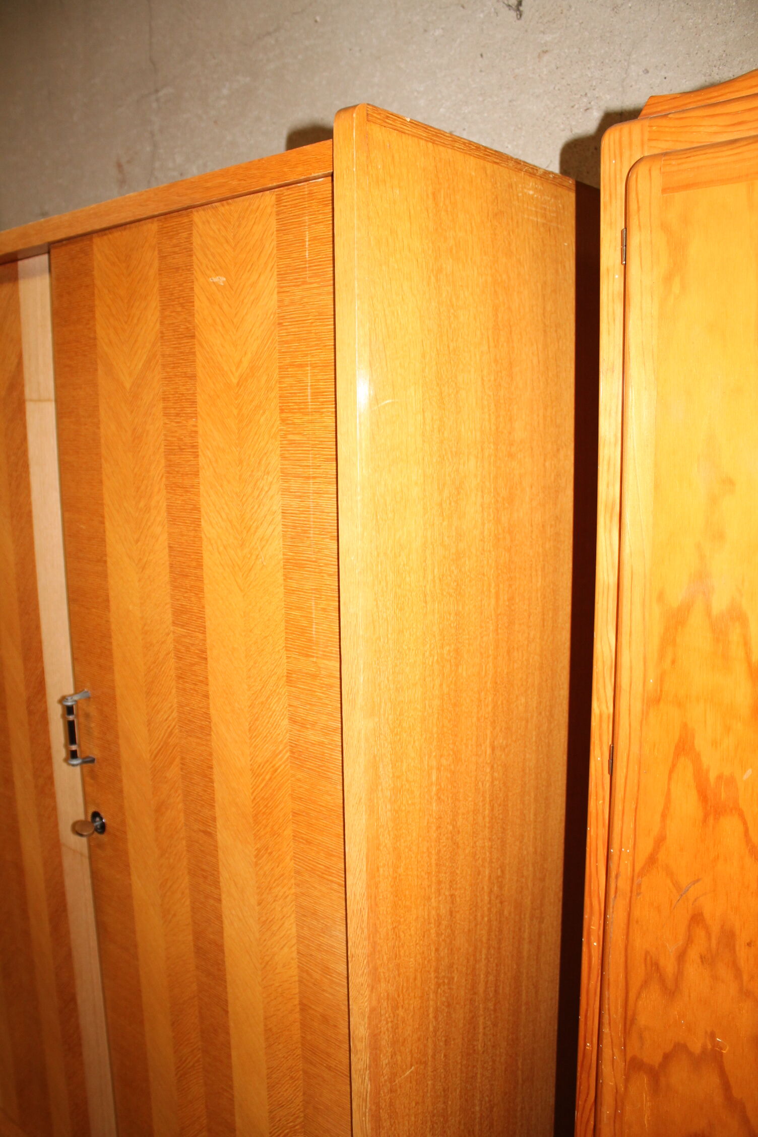 Armoire vintage