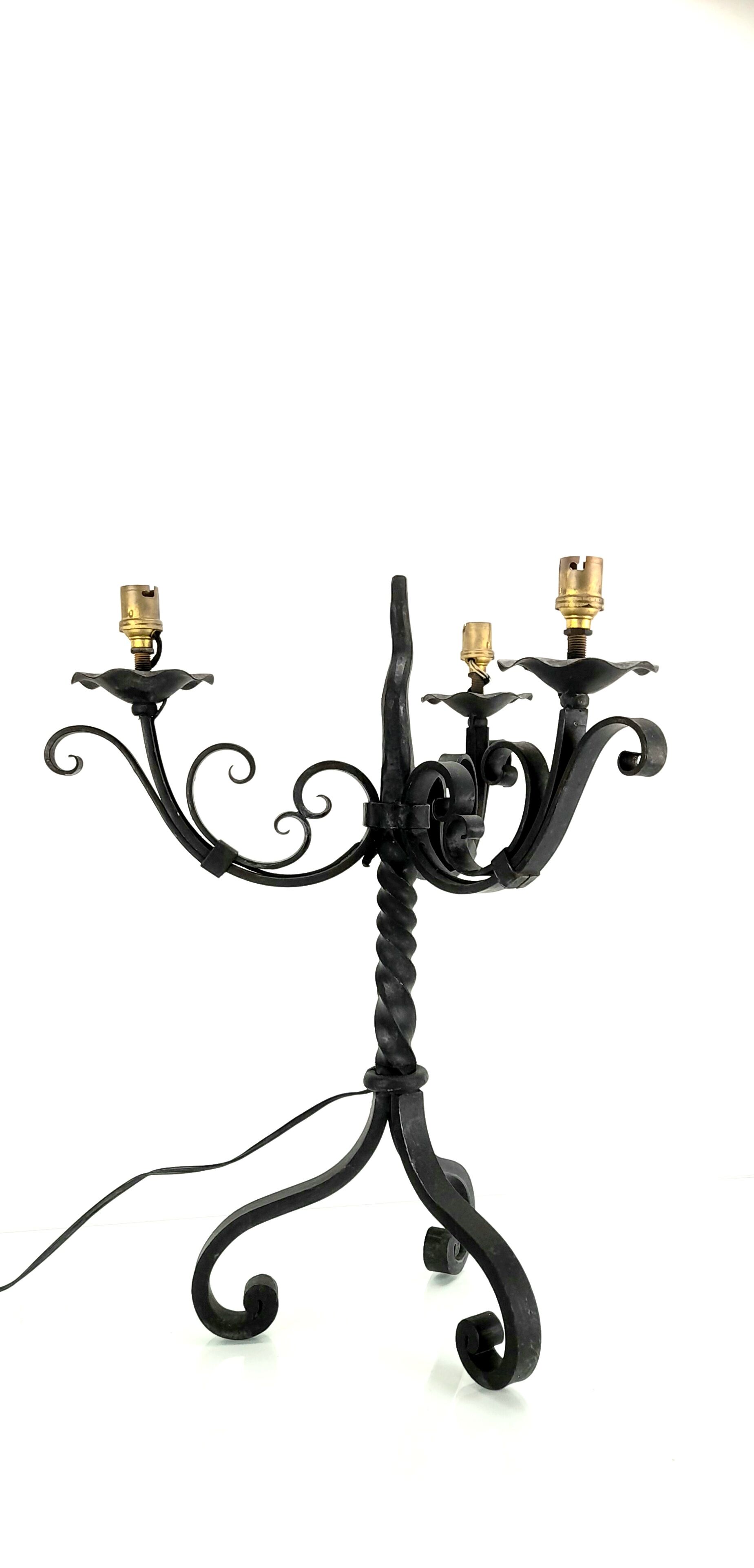 Paire de lampes chandeliers à trois lumières en fer forgé - Travail français des années 30