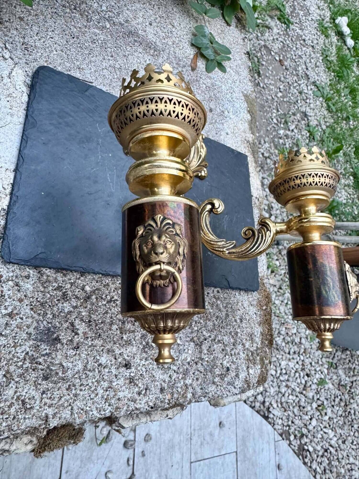 Wall light with 2 branches in baroque brass lion design.