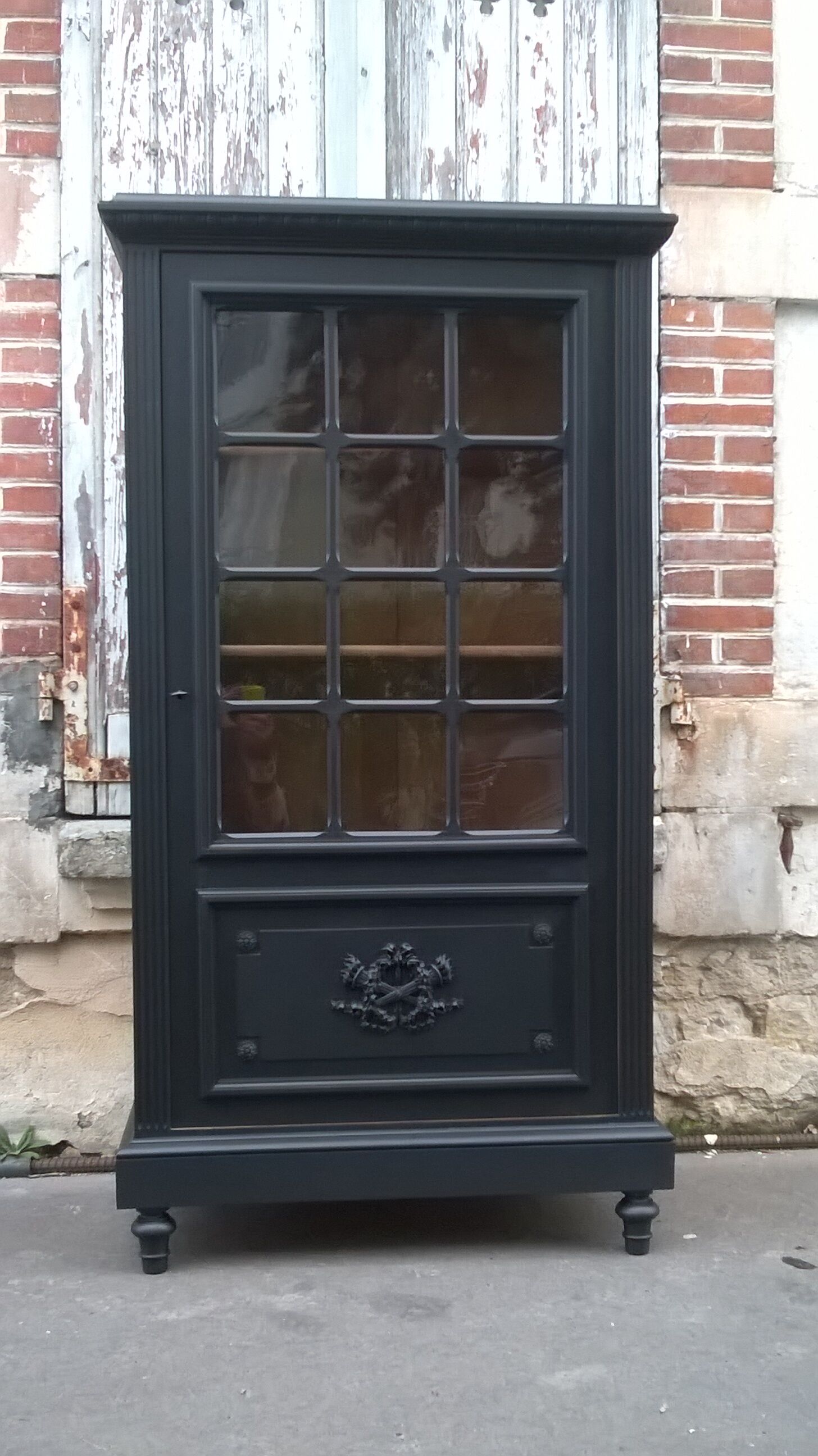 Parisian showcase cabinet