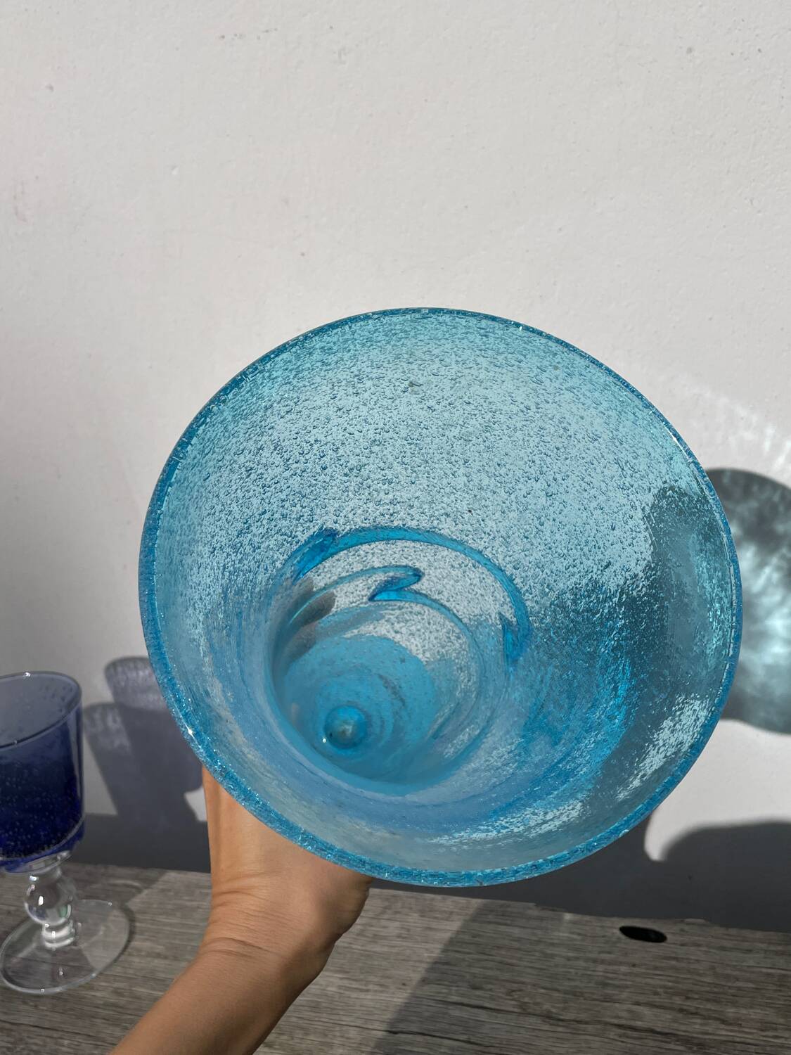 Vase conique en verre bullé bleu turquoise