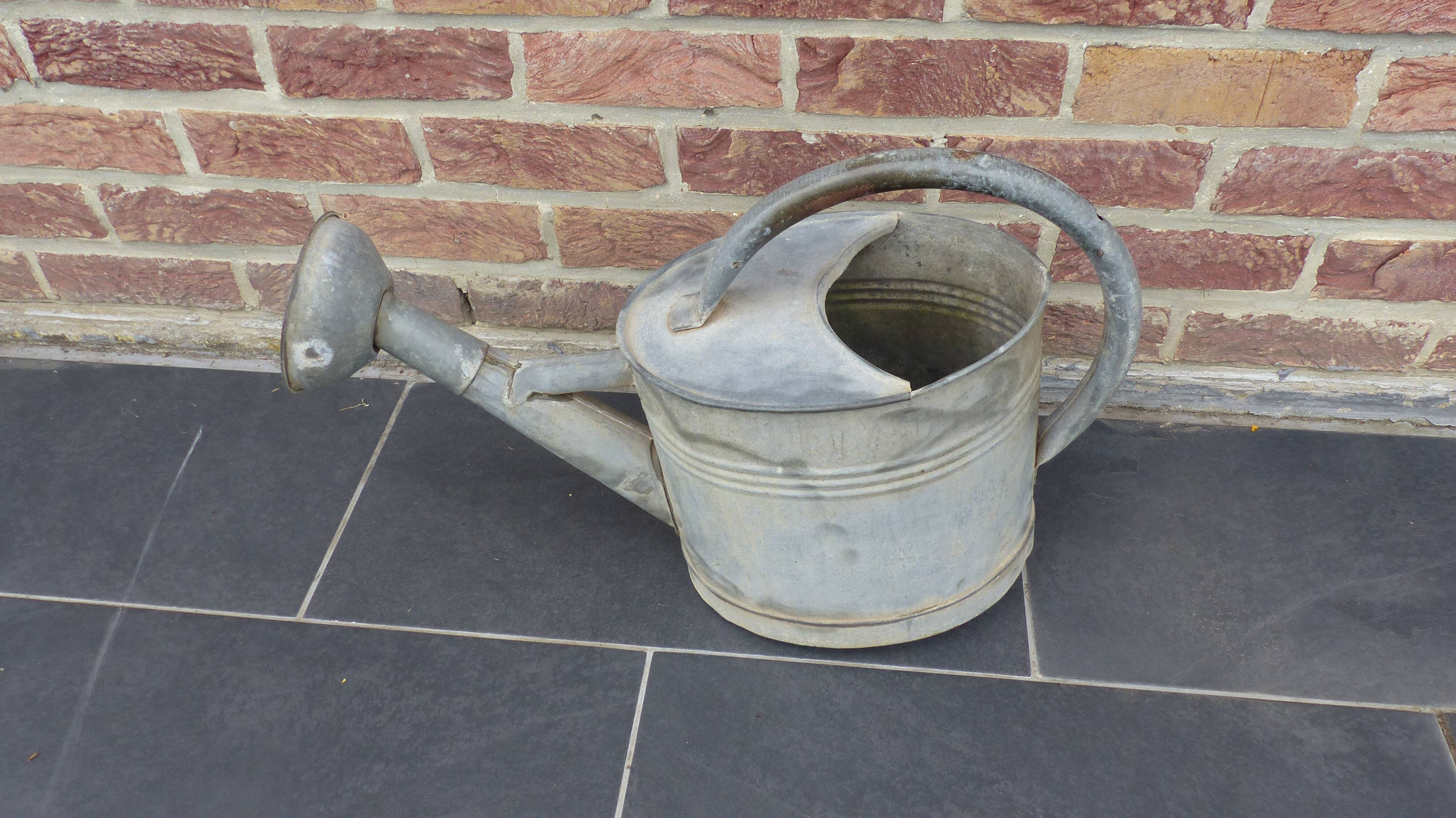 Zinc watering can with its apple