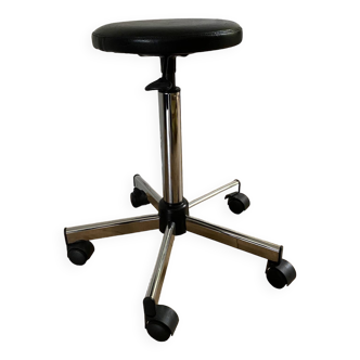 Tabouret d'atelier sur roulette assise ronde vinyle noir structure chromée