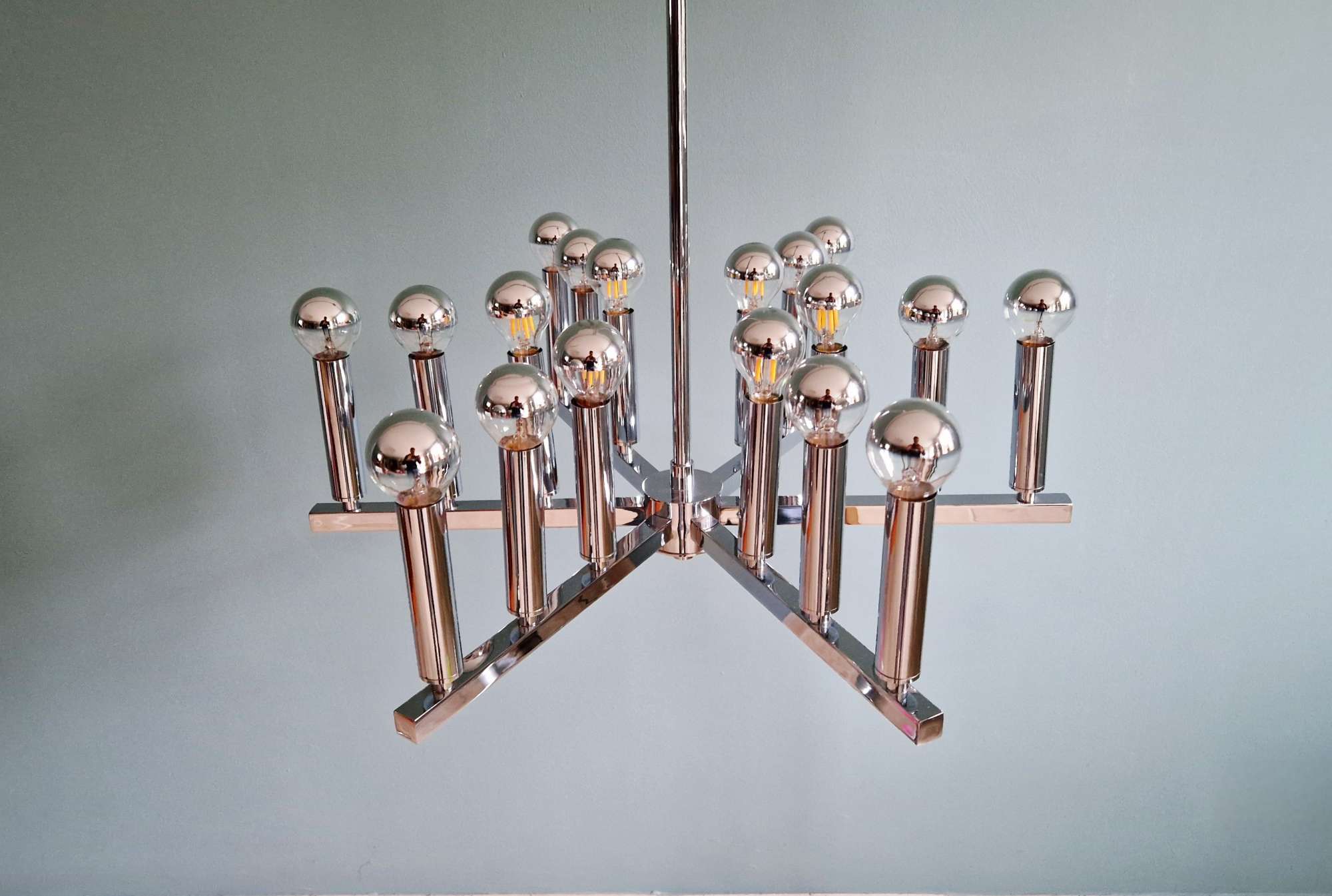 Chrome metal Space Age chandelier, 18 light points, 1970.