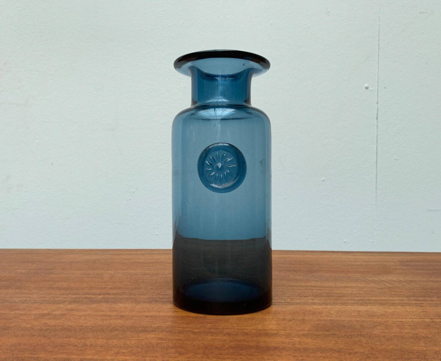 Vase en verre bleu vintage avec ornement de sceau
