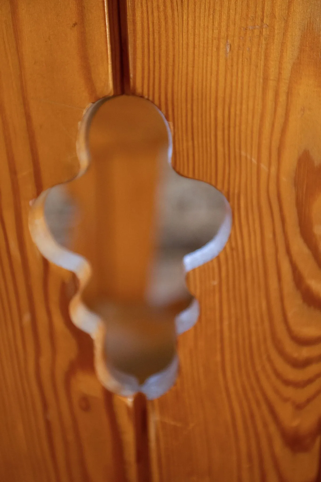 Set of four sculptural pine dining chairs – 1970s