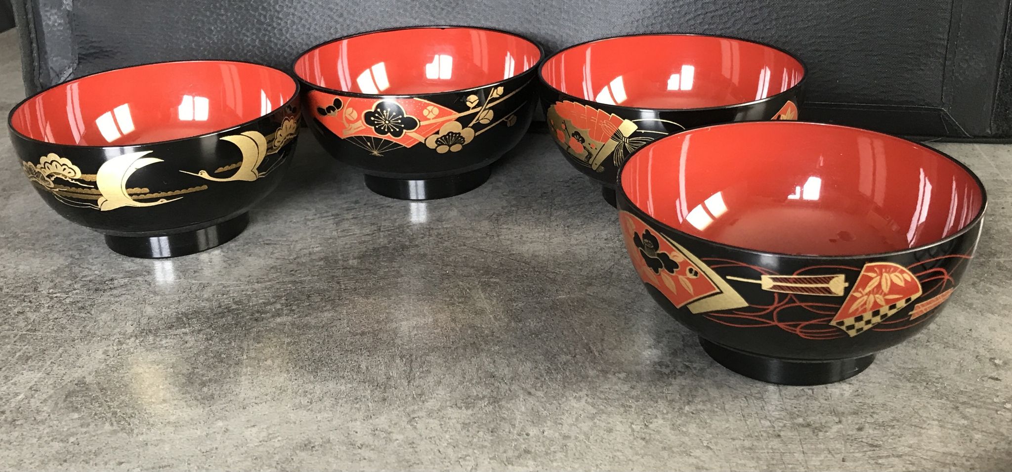 Set of 4 japanese bowls in lasewood decorated with black and red paint