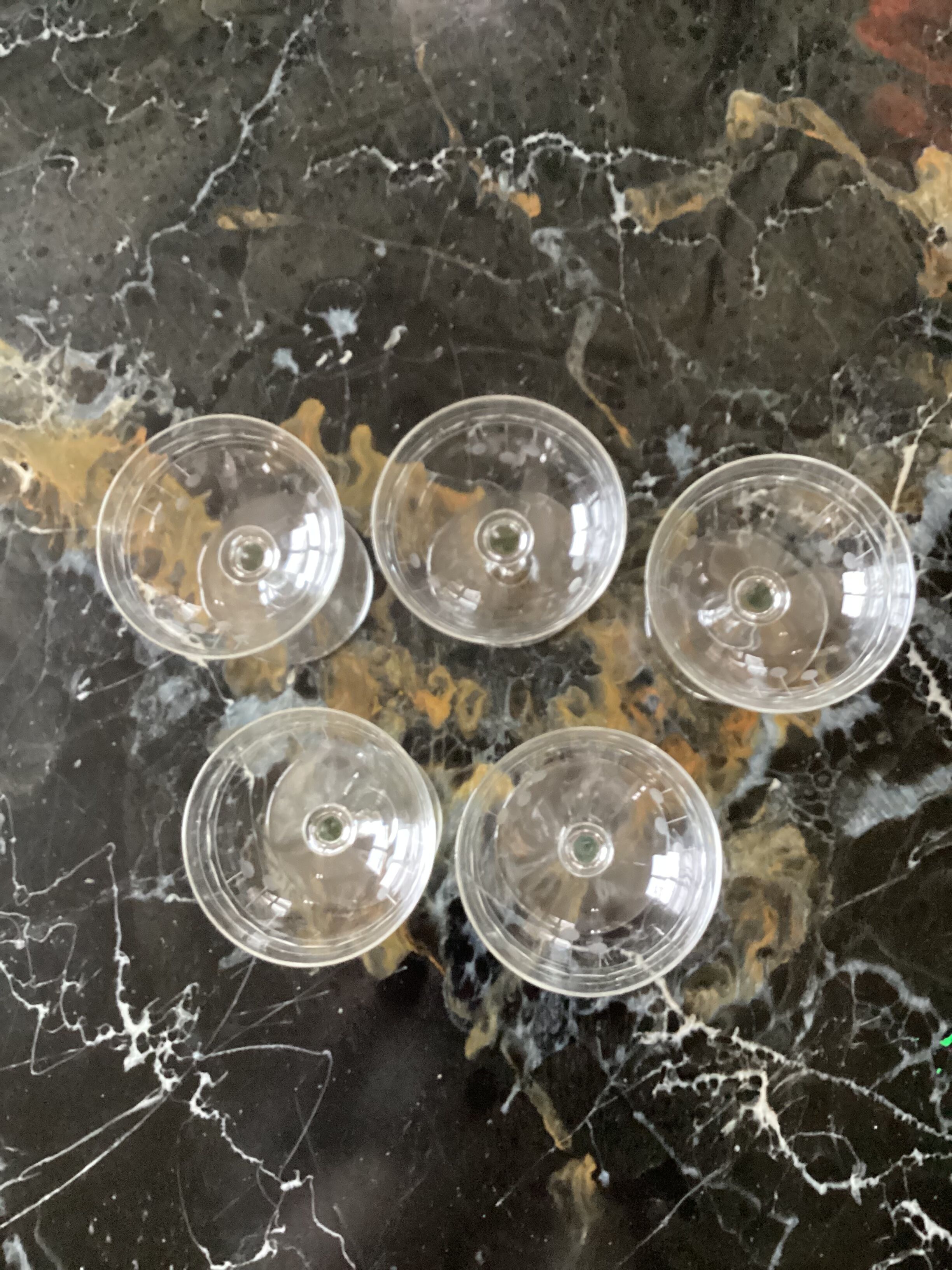 Lot de cinq coupes à champagne gravé vintage