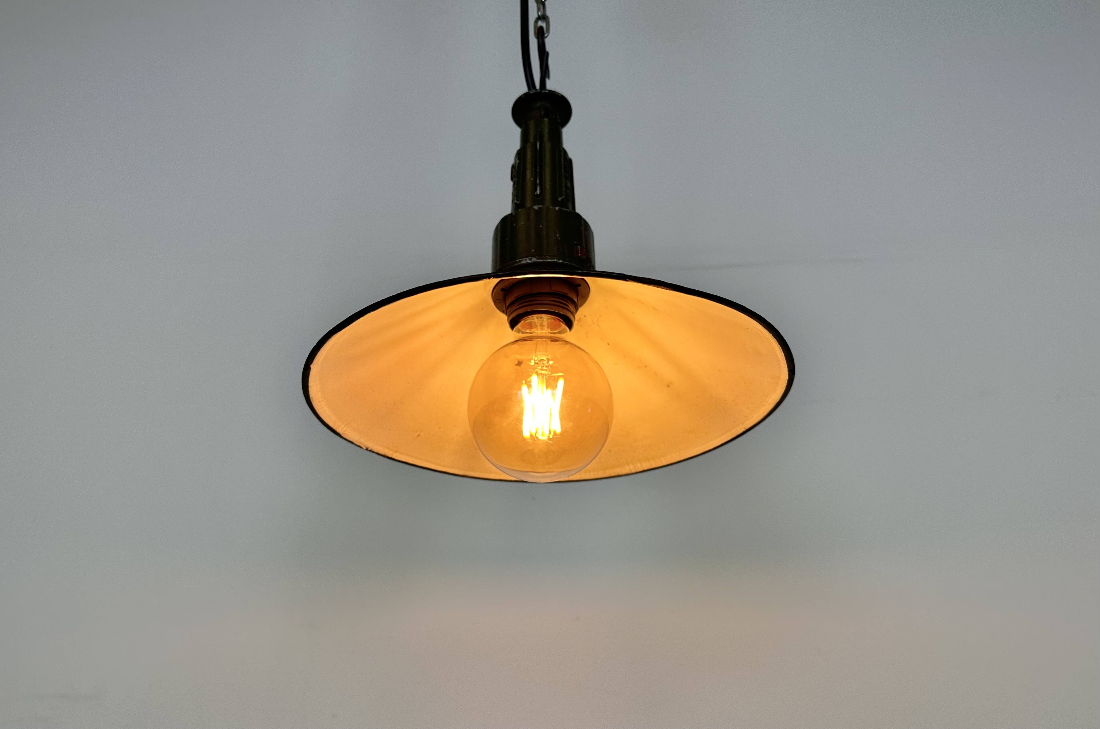 Industrial green enamel military pendant lamp with cast aluminium top, 1960s
