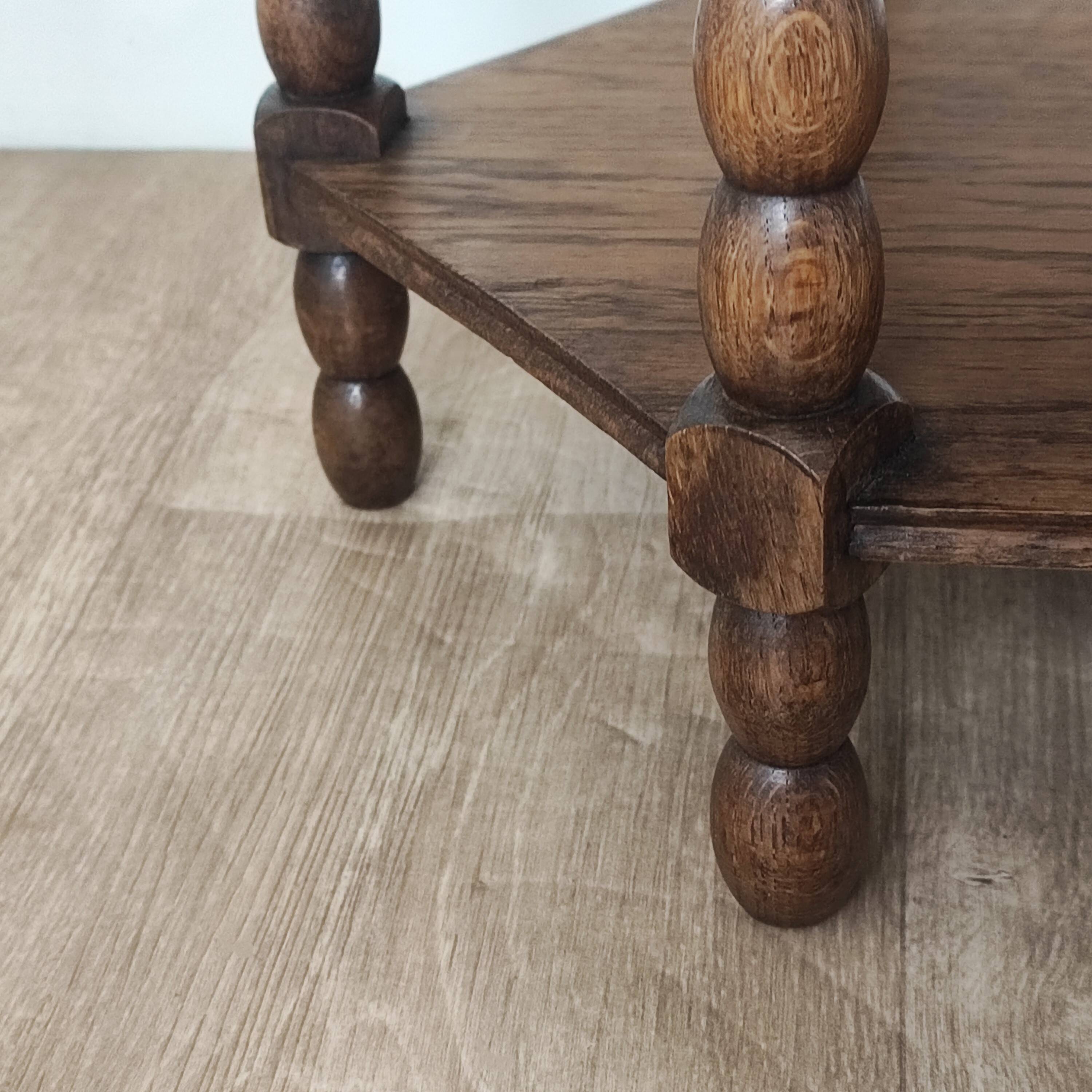 Pedestal table, oak side table